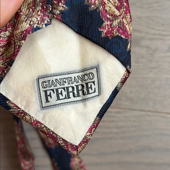 Gianfranco Ferre Elegant Navy and Gold Tie - Picture 3 of 4